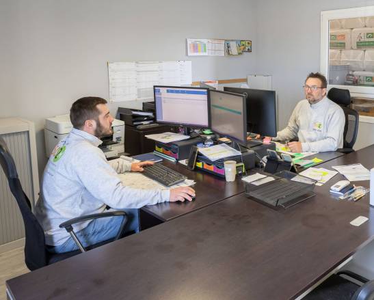 ISO2M_bureau_travail Mickael et Clément Monteiller, gérant et employé d'ISO2M dans les bureaux de l'entreprise, Vienne, Oytier, Lyon et Isère